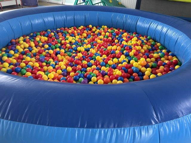 balles avec piscine gonflable