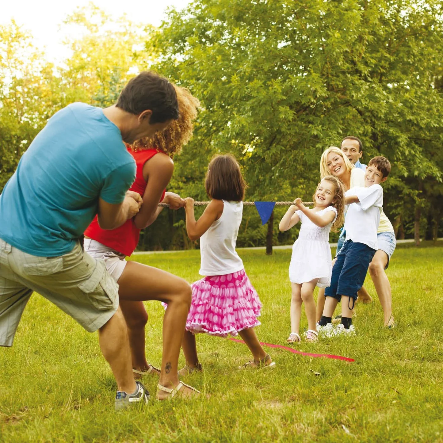 Famille qui tire a une corde ensemble